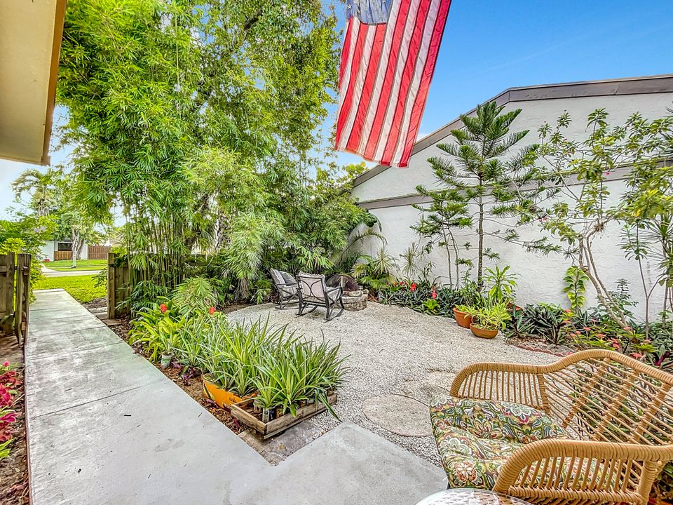 For Sale: $453,900 (2 beds, 2 baths, 1404 Square Feet)