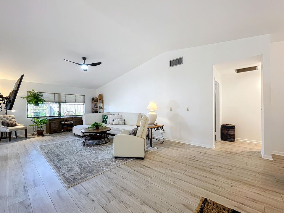 For Sale: $453,900 (2 beds, 2 baths, 1404 Square Feet)