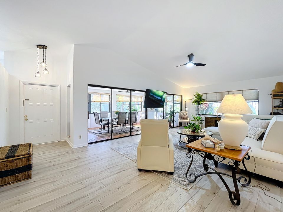 For Sale: $453,900 (2 beds, 2 baths, 1404 Square Feet)