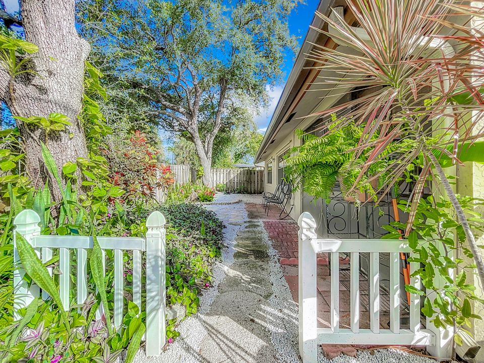 For Sale: $453,900 (2 beds, 2 baths, 1404 Square Feet)