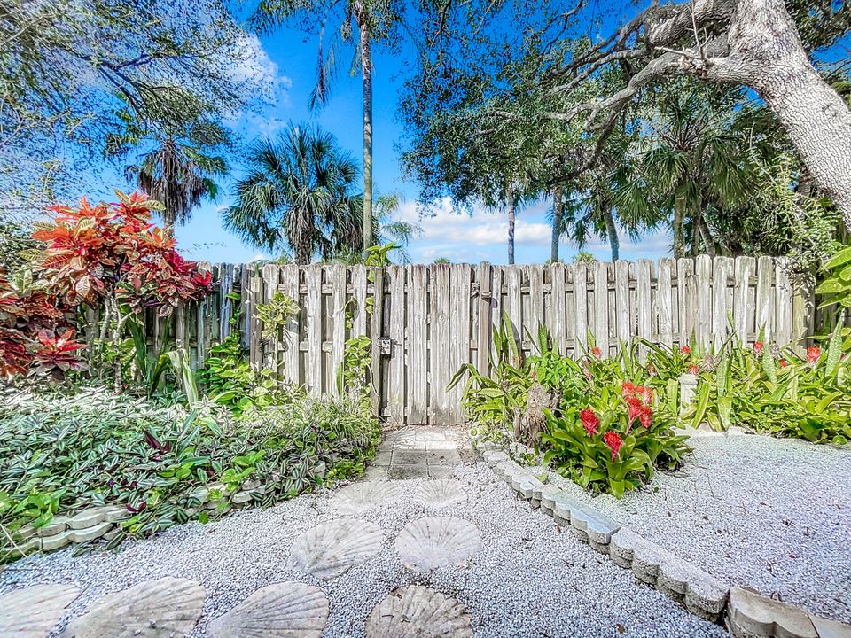 For Sale: $453,900 (2 beds, 2 baths, 1404 Square Feet)