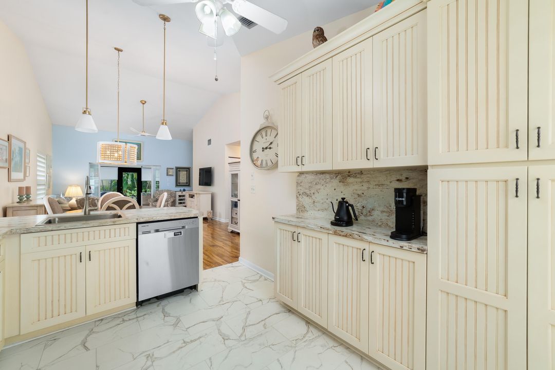 For Sale: $369,000 (2 beds, 2 baths, 1119 Square Feet)