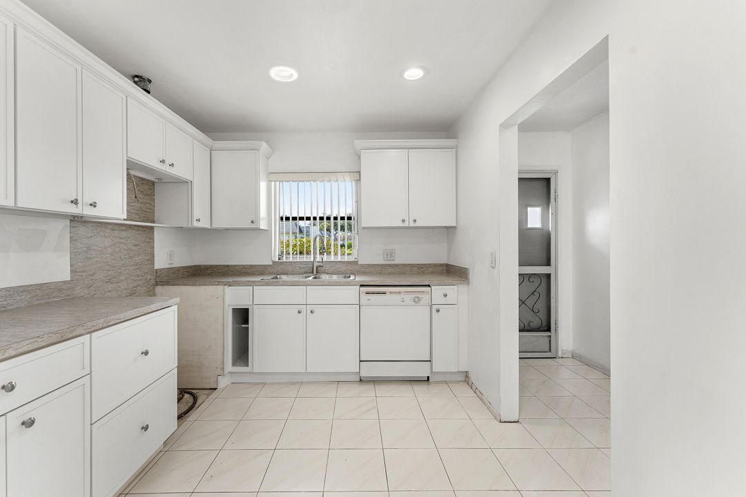 For Sale: $189,999 (2 beds, 2 baths, 1700 Square Feet)