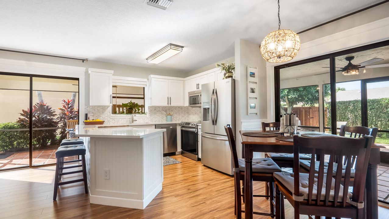 Под контрактом: $735,000 (4 спален, 2 ванн, 2264 Квадратных фут)