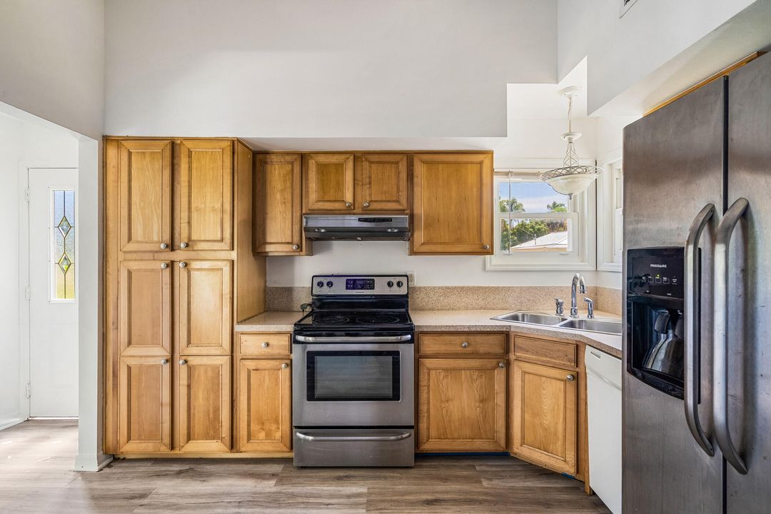 En Venta: $294,000 (3 camas, 2 baños, 800 Pies cuadrados)