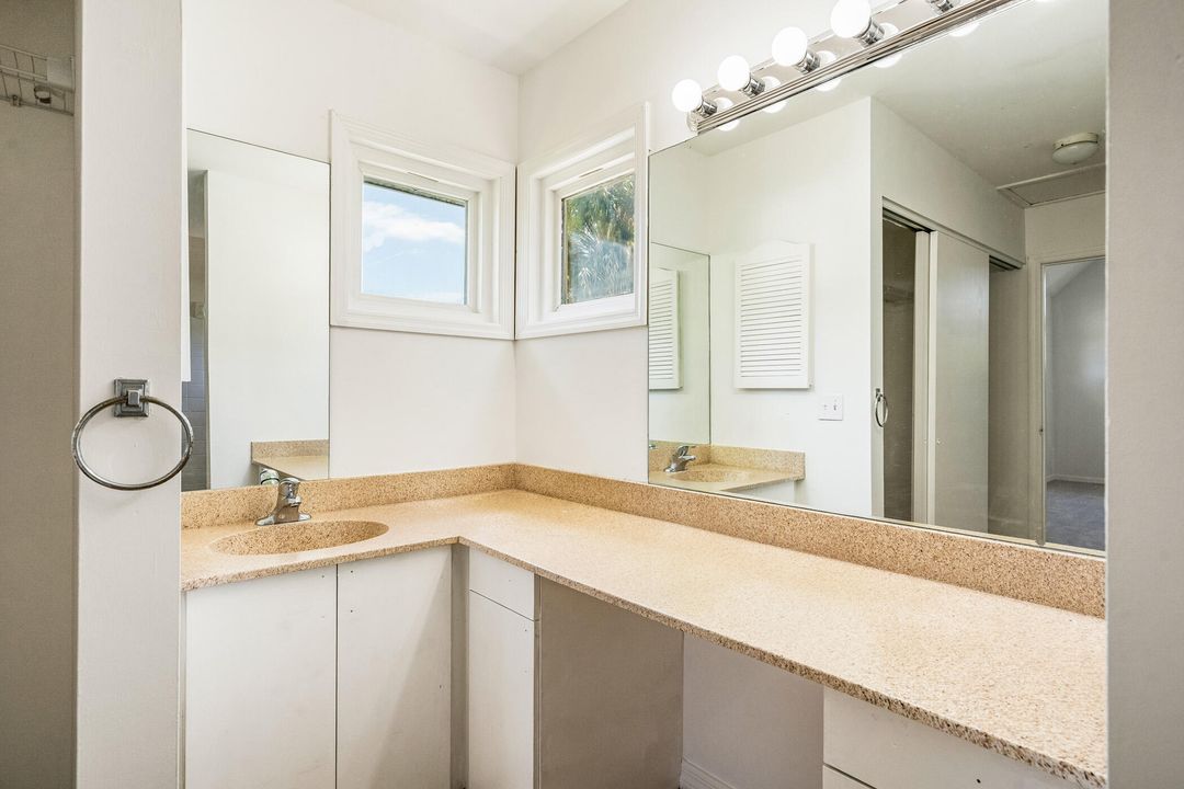 En Venta: $294,000 (3 camas, 2 baños, 800 Pies cuadrados)