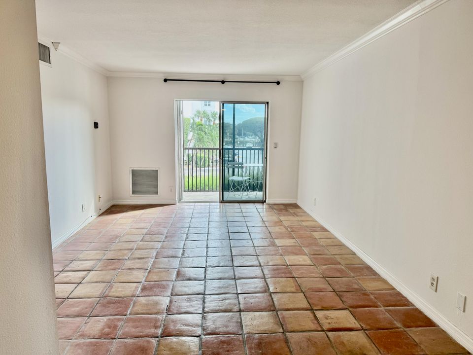 合同活跃: $2,250 (1 贝兹, 1 浴室, 673 平方英尺)