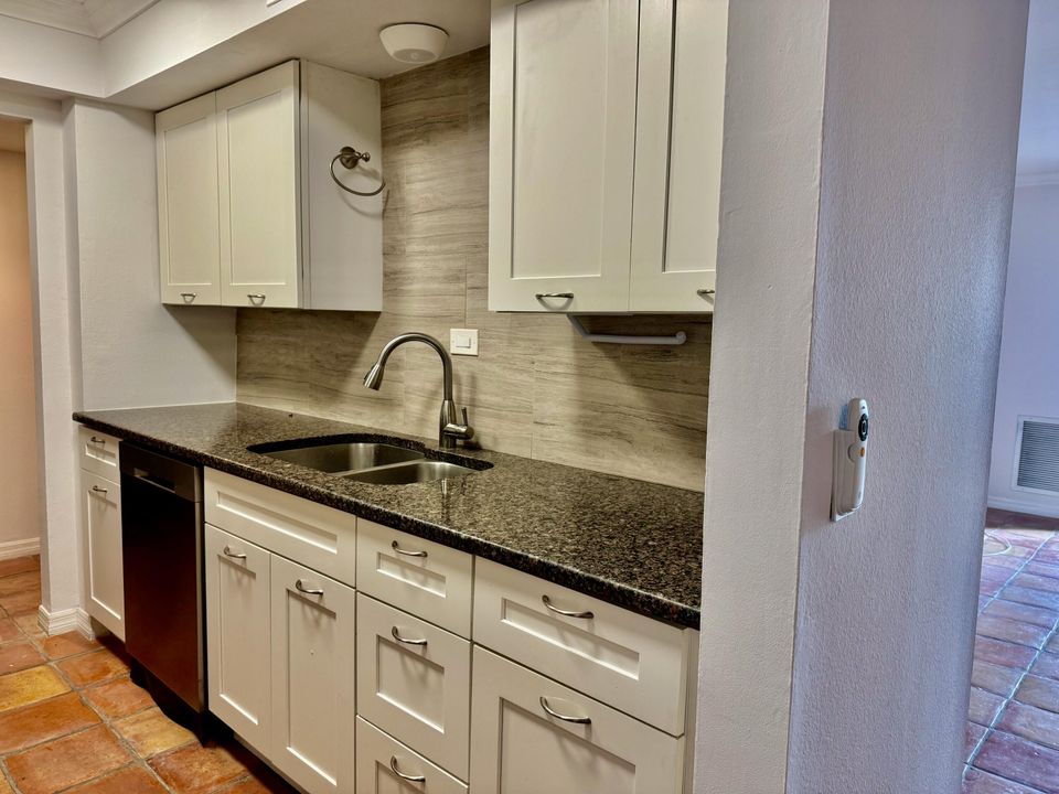 合同活跃: $2,250 (1 贝兹, 1 浴室, 673 平方英尺)