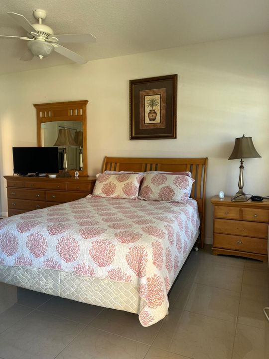 最近租的: $1,300 (1 贝兹, 1 浴室, 450 平方英尺)