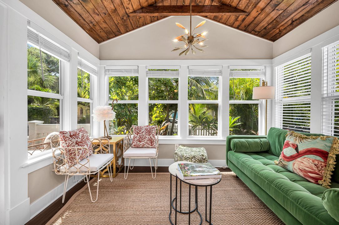 Под контрактом: $1,795,000 (3 спален, 3 ванн, 1339 Квадратных фут)