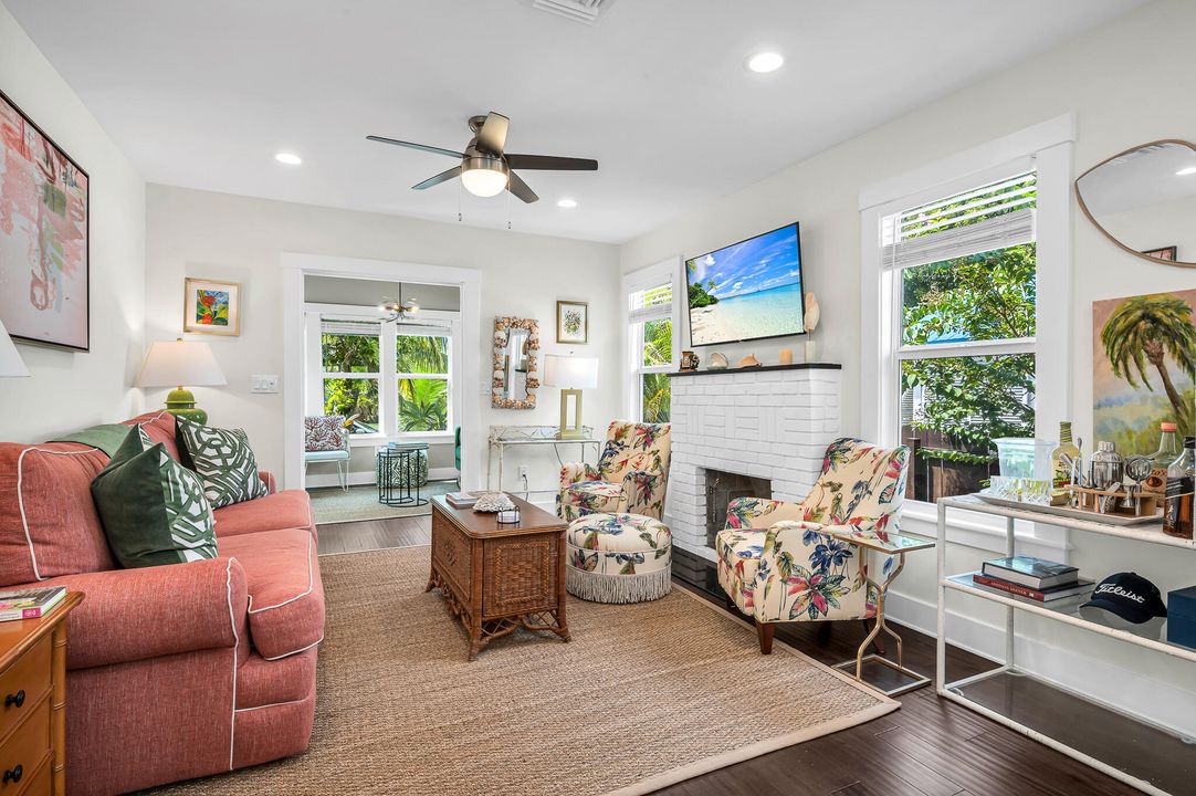 Под контрактом: $1,795,000 (3 спален, 3 ванн, 1339 Квадратных фут)