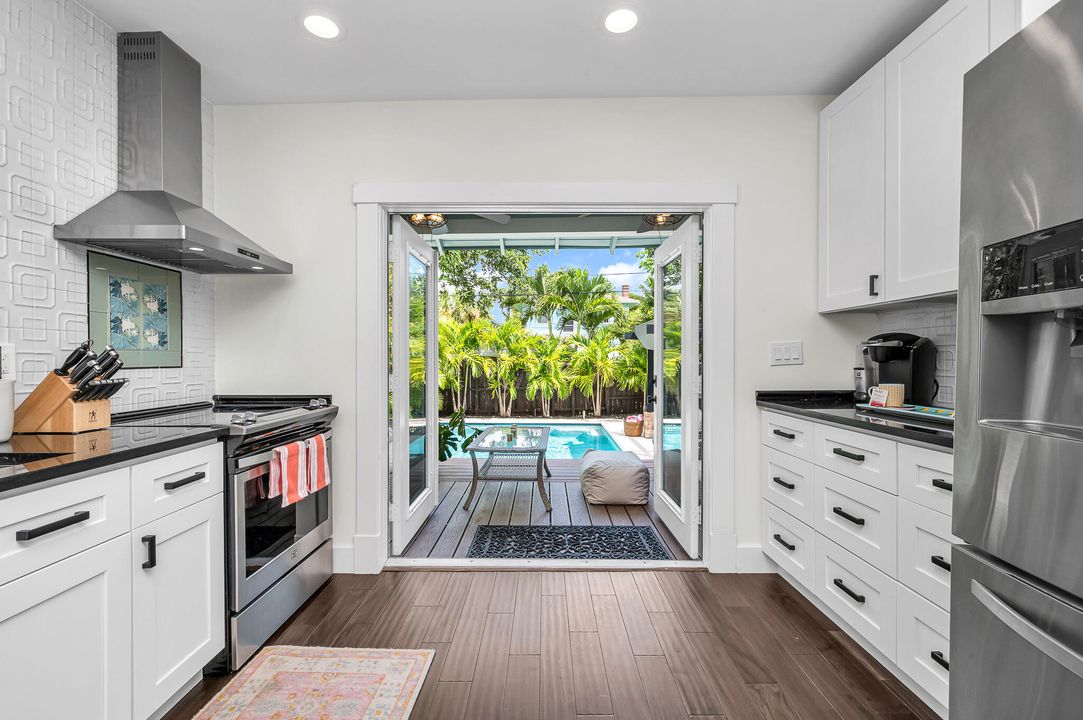 Под контрактом: $1,795,000 (3 спален, 3 ванн, 1339 Квадратных фут)