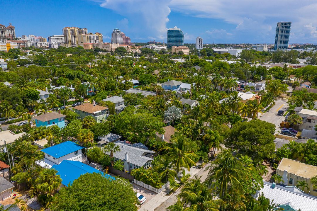 Под контрактом: $1,795,000 (3 спален, 3 ванн, 1339 Квадратных фут)