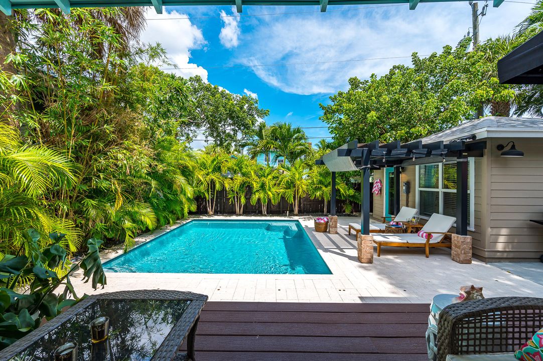 Под контрактом: $1,795,000 (3 спален, 3 ванн, 1339 Квадратных фут)