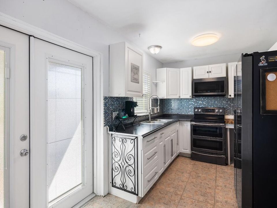 合同活跃: $239,900 (3 贝兹, 2 浴室, 1280 平方英尺)