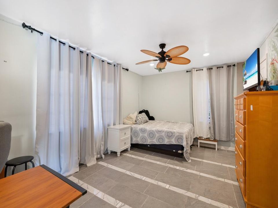 合同活跃: $239,900 (3 贝兹, 2 浴室, 1280 平方英尺)