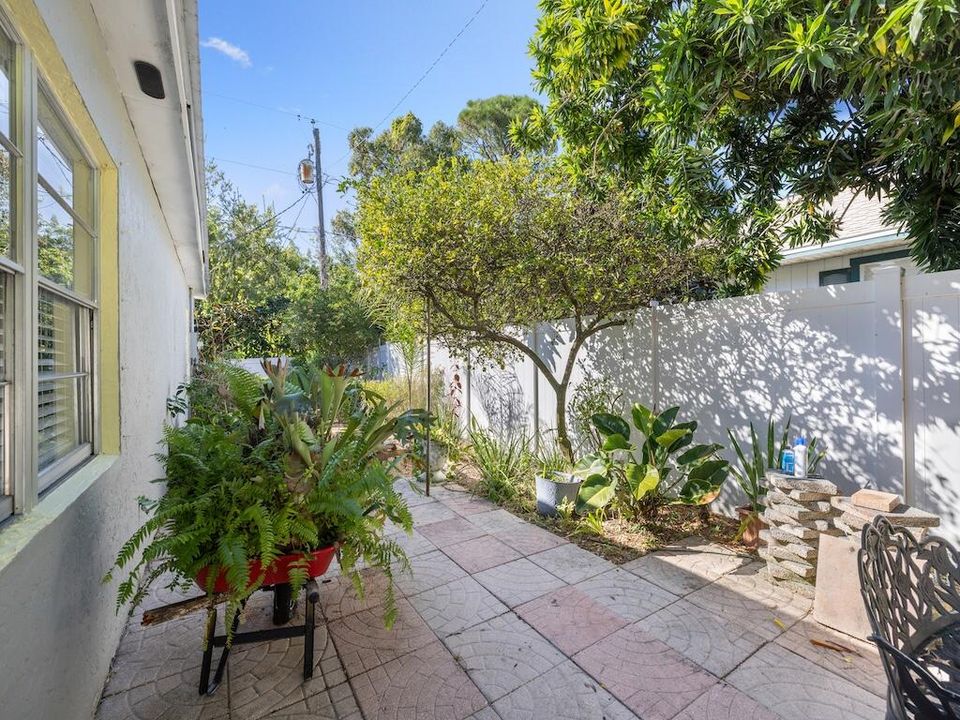 合同活跃: $239,900 (3 贝兹, 2 浴室, 1280 平方英尺)