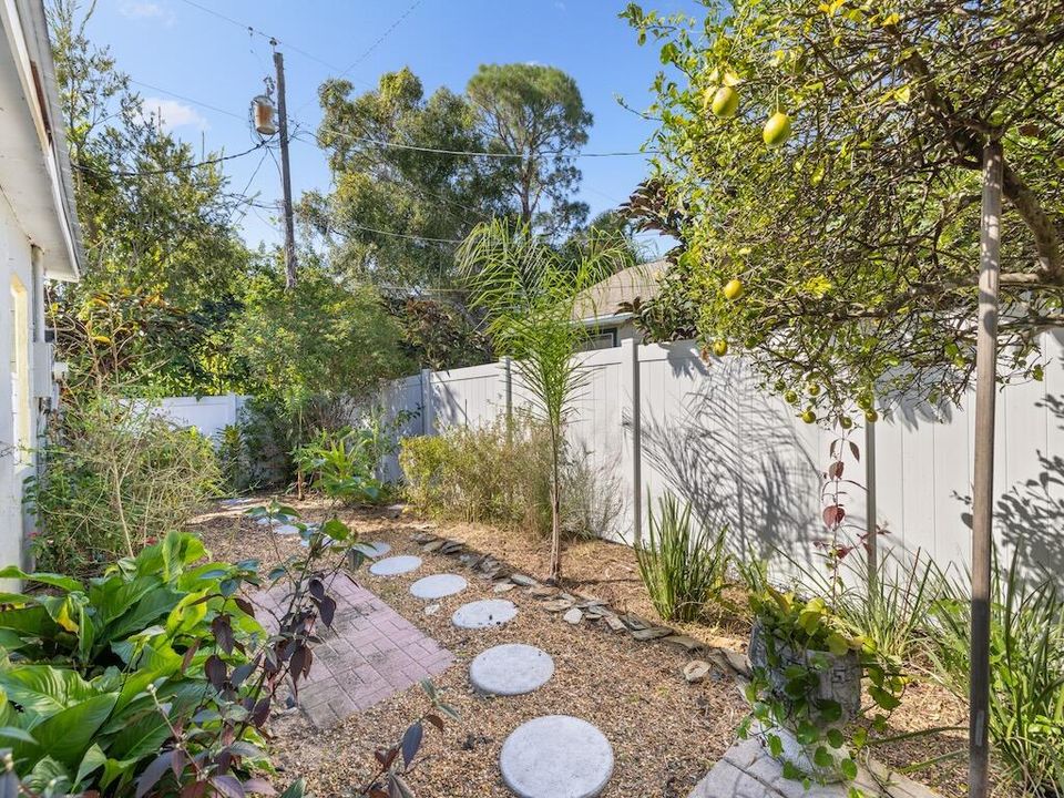 合同活跃: $239,900 (3 贝兹, 2 浴室, 1280 平方英尺)