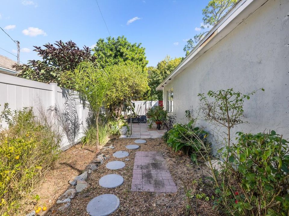 合同活跃: $239,900 (3 贝兹, 2 浴室, 1280 平方英尺)