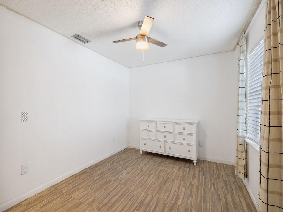 合同活跃: $239,900 (3 贝兹, 2 浴室, 1280 平方英尺)