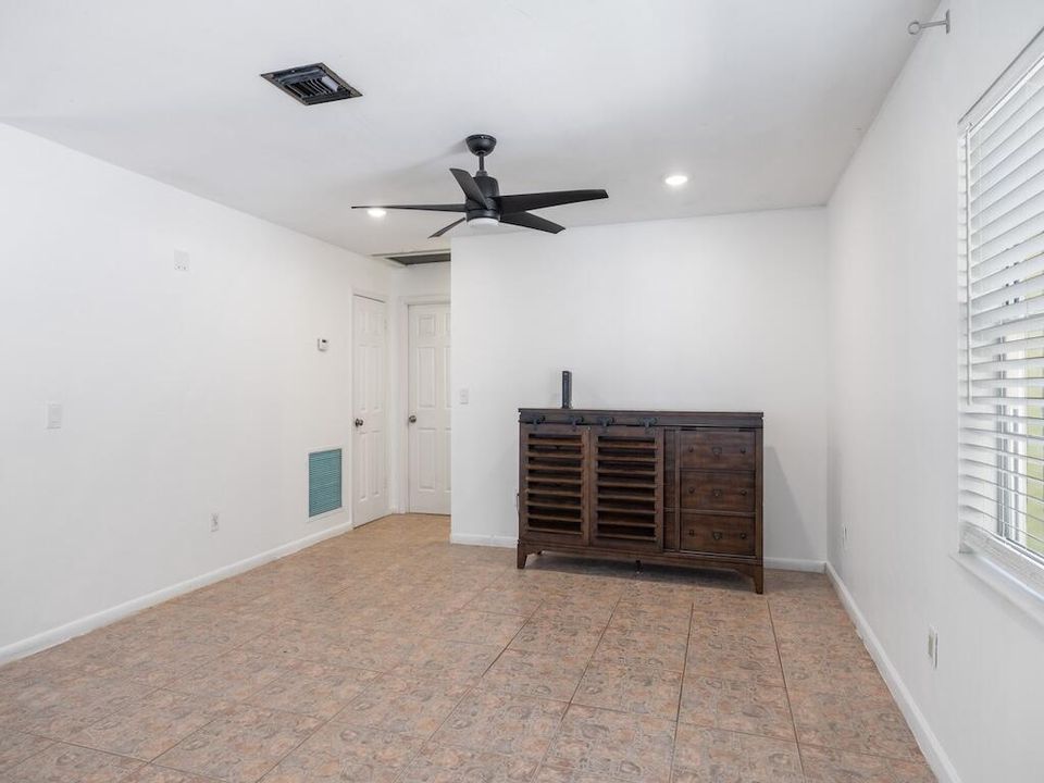 合同活跃: $239,900 (3 贝兹, 2 浴室, 1280 平方英尺)