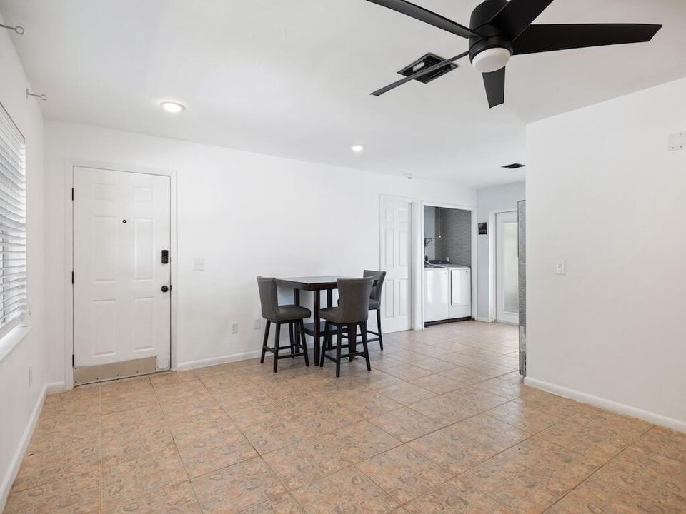 合同活跃: $239,900 (3 贝兹, 2 浴室, 1280 平方英尺)