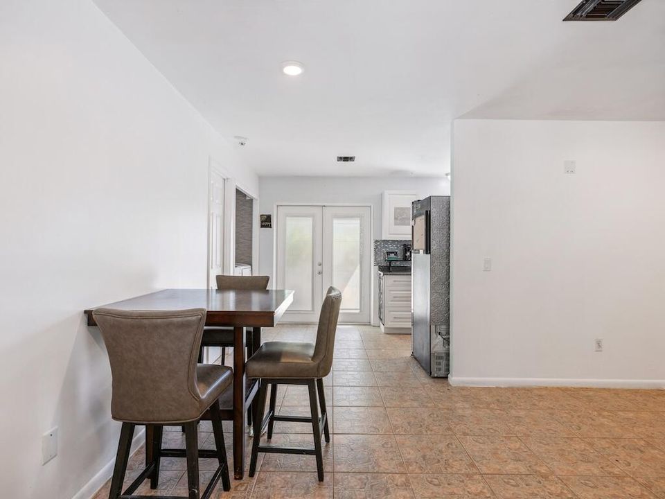 合同活跃: $239,900 (3 贝兹, 2 浴室, 1280 平方英尺)