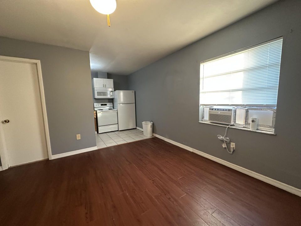 Active With Contract: $1,000 (1 beds, 1 baths, 900 Square Feet)