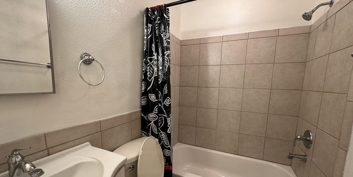 Active With Contract: $1,000 (1 beds, 1 baths, 900 Square Feet)