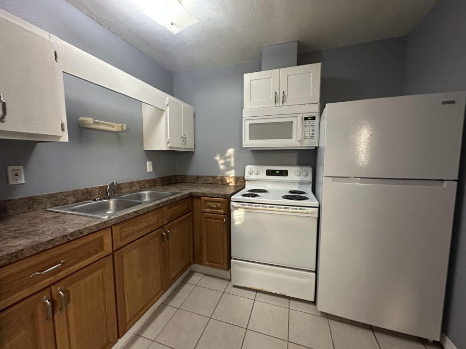 Active With Contract: $1,000 (1 beds, 1 baths, 900 Square Feet)