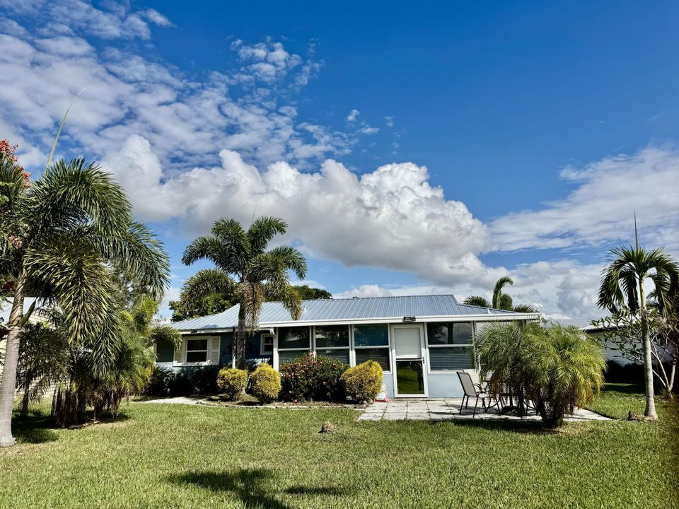 For Sale: $249,000 (2 beds, 2 baths, 825 Square Feet)