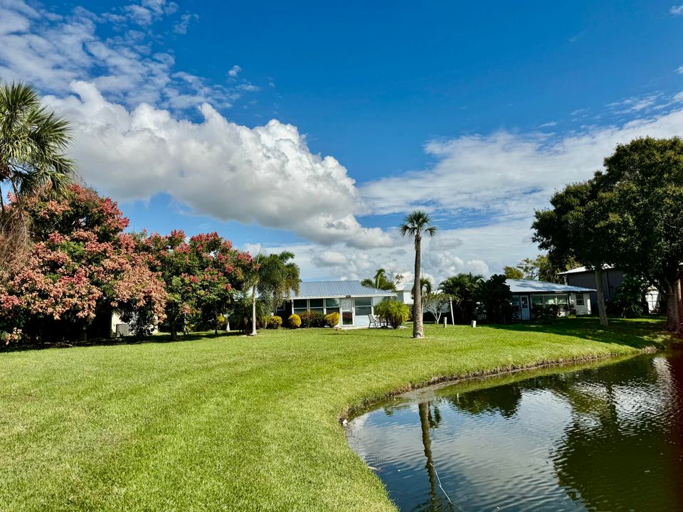 For Sale: $249,000 (2 beds, 2 baths, 825 Square Feet)