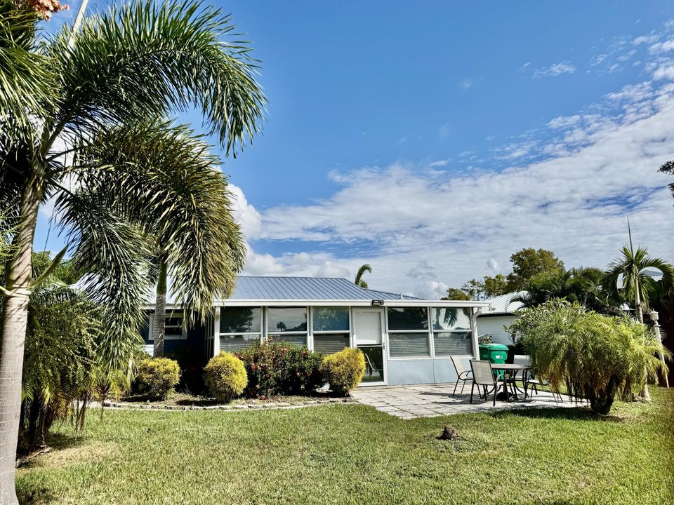 For Sale: $249,000 (2 beds, 2 baths, 825 Square Feet)