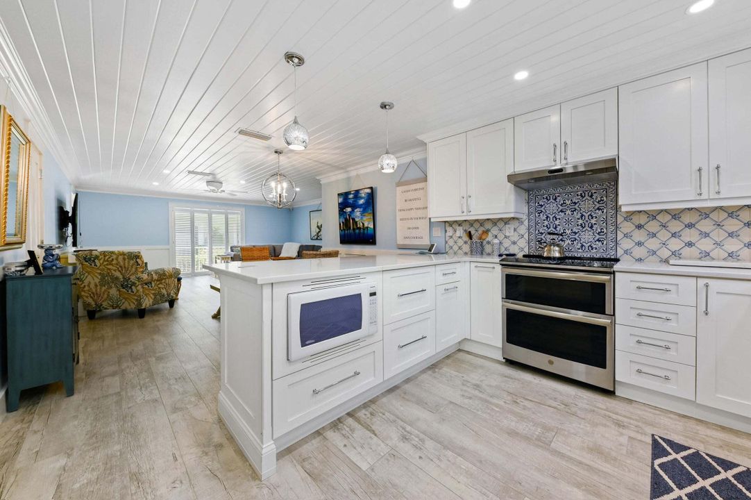 For Sale: $849,000 (2 beds, 2 baths, 1070 Square Feet)