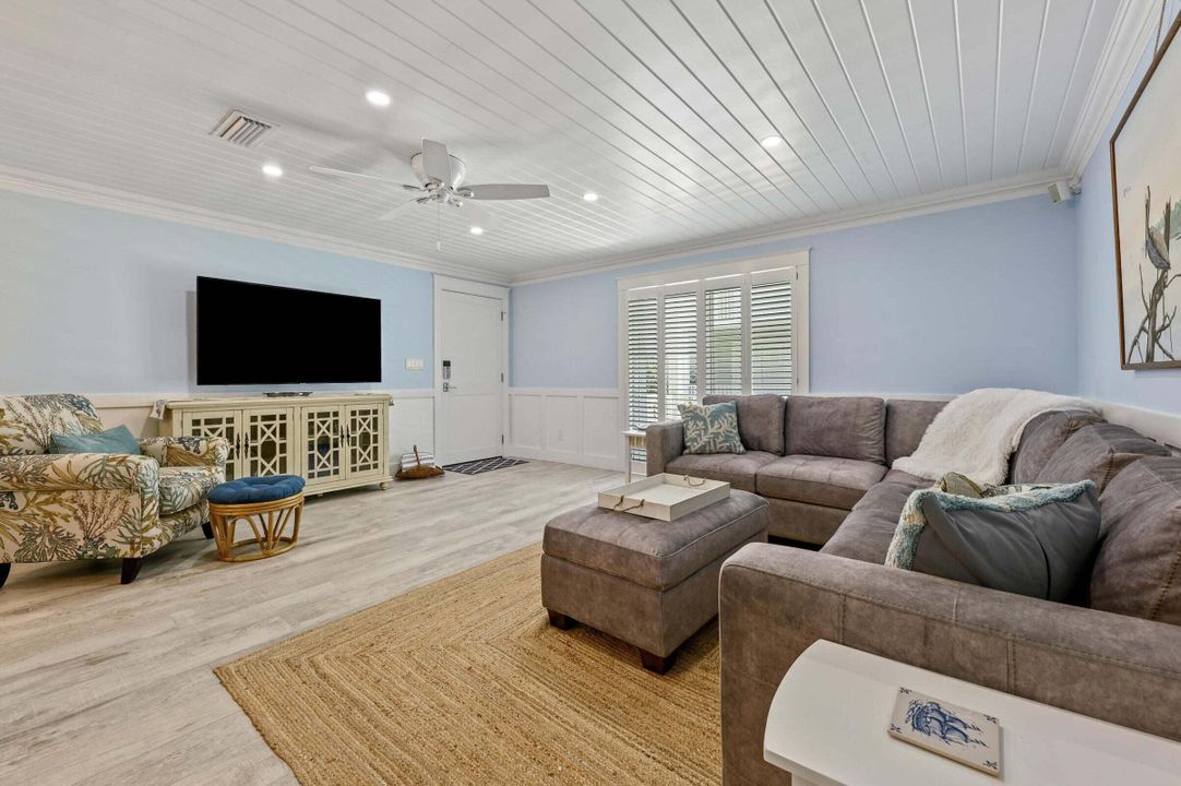 For Sale: $849,000 (2 beds, 2 baths, 1070 Square Feet)