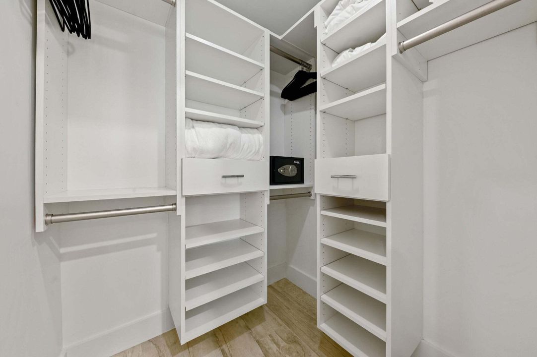 For Sale: $849,000 (2 beds, 2 baths, 1070 Square Feet)