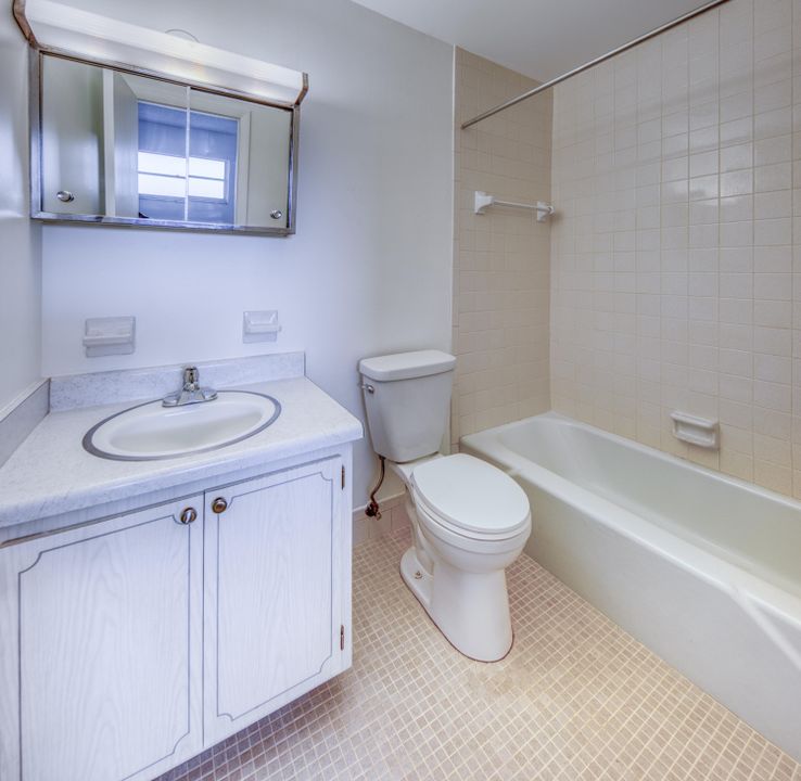 待售: $135,000 (1 贝兹, 1 浴室, 596 平方英尺)