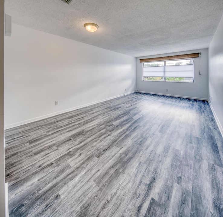 待售: $135,000 (1 贝兹, 1 浴室, 596 平方英尺)