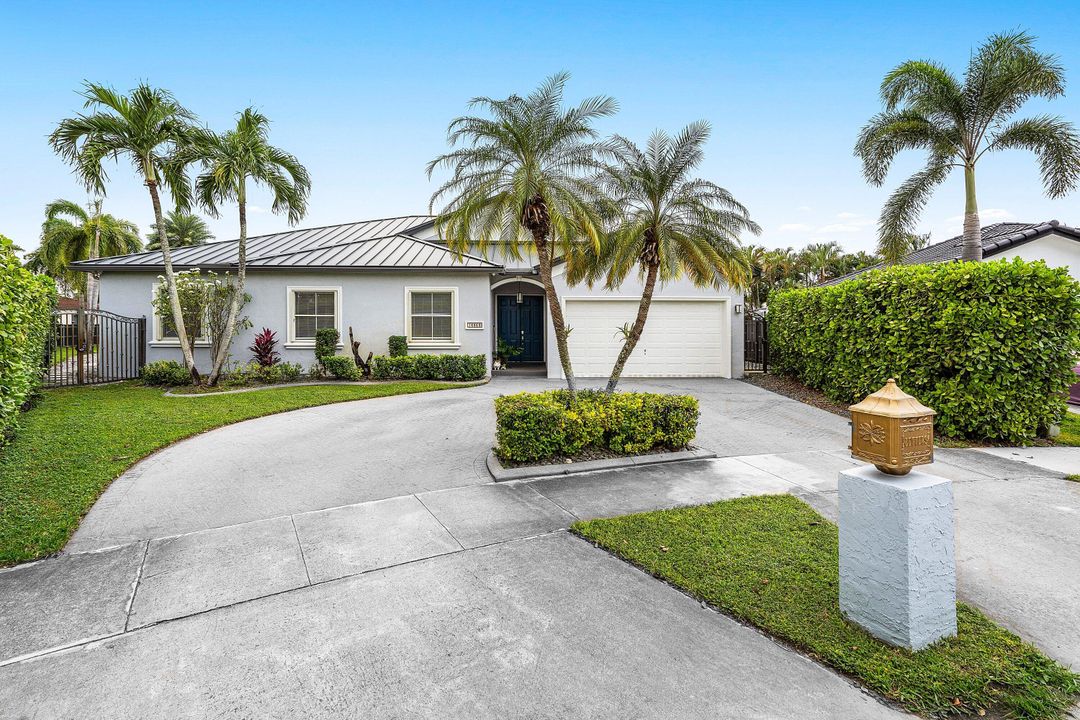 Active With Contract: $925,000 (4 beds, 3 baths, 2687 Square Feet)