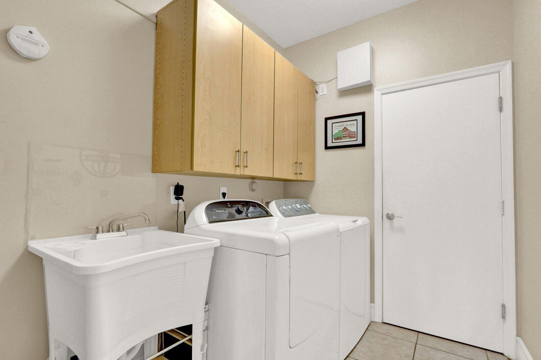 Active With Contract: $925,000 (3 beds, 2 baths, 2492 Square Feet)