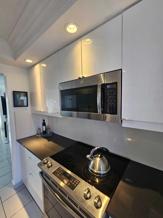 В аренду: $4,200 (1 спален, 1 ванн, 690 Квадратных фут)