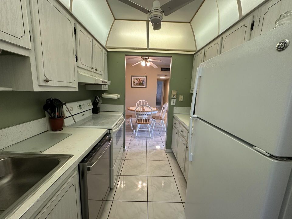 Active With Contract: $1,700 (2 beds, 2 baths, 1104 Square Feet)