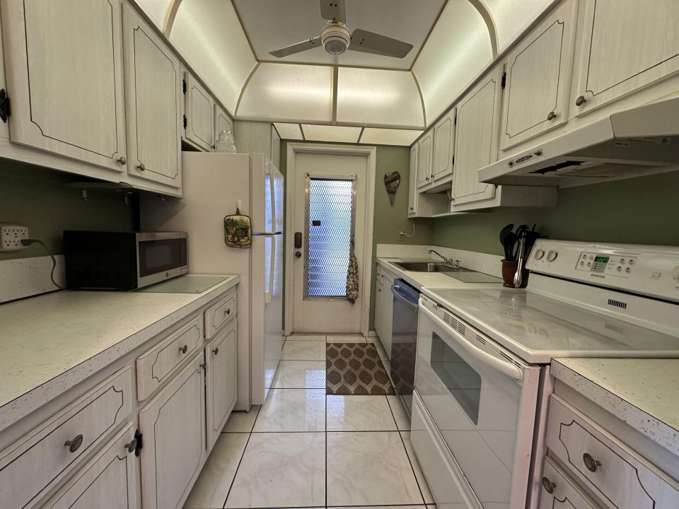 Active With Contract: $1,700 (2 beds, 2 baths, 1104 Square Feet)