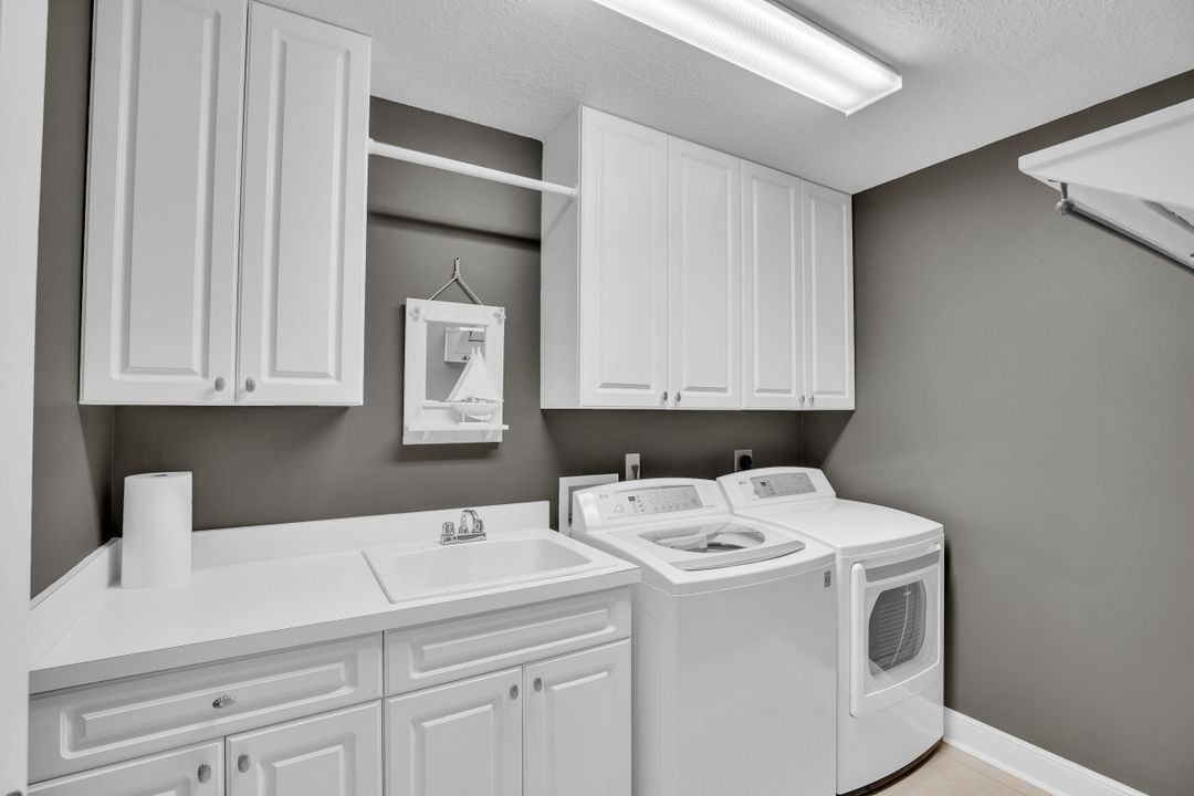 For Sale: $950,000 (3 beds, 3 baths, 3061 Square Feet)