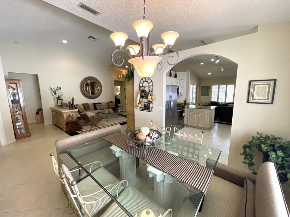 合同活跃: $3,000 (3 贝兹, 2 浴室, 1523 平方英尺)