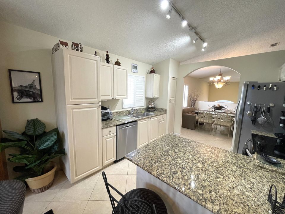 合同活跃: $3,000 (3 贝兹, 2 浴室, 1523 平方英尺)