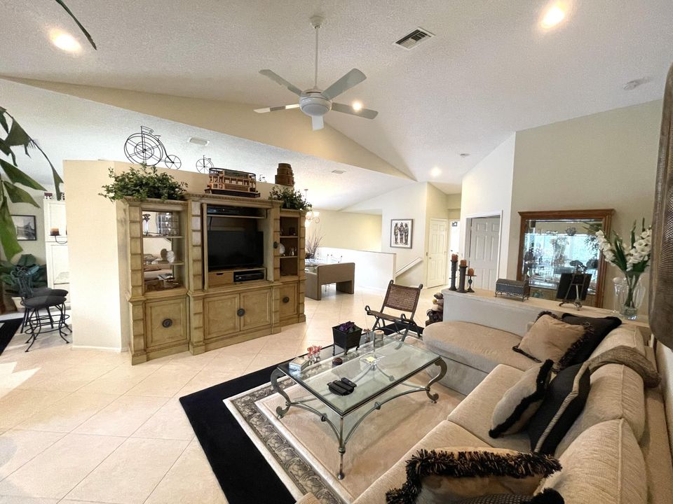 合同活跃: $3,000 (3 贝兹, 2 浴室, 1523 平方英尺)