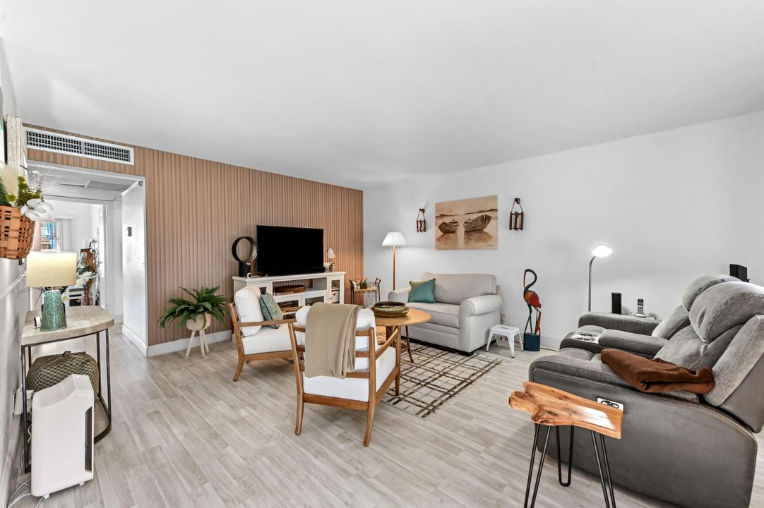 На продажу: $170,000 (2 спален, 2 ванн, 880 Квадратных фут)