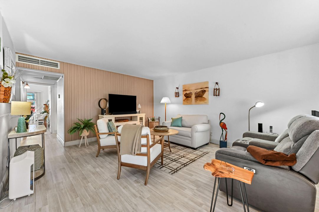 На продажу: $170,000 (2 спален, 2 ванн, 880 Квадратных фут)