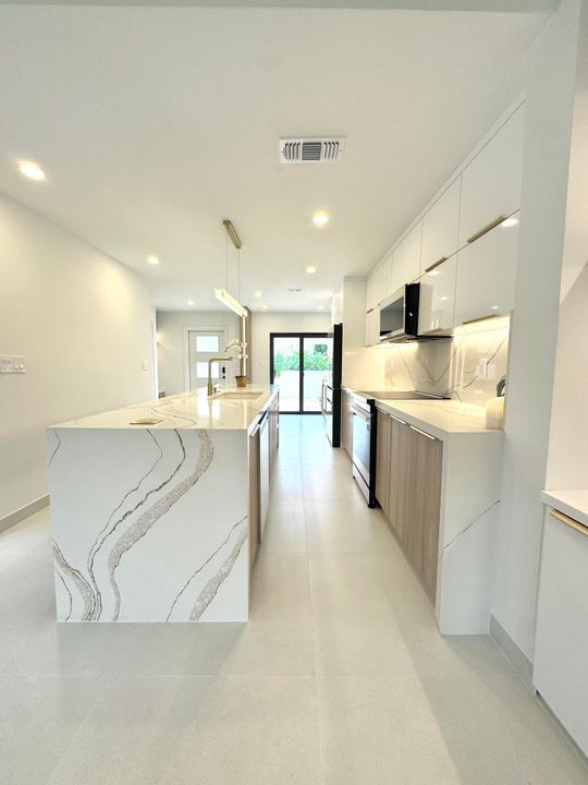 Activo con contrato: $649,999 (3 camas, 2 baños, 1286 Pies cuadrados)